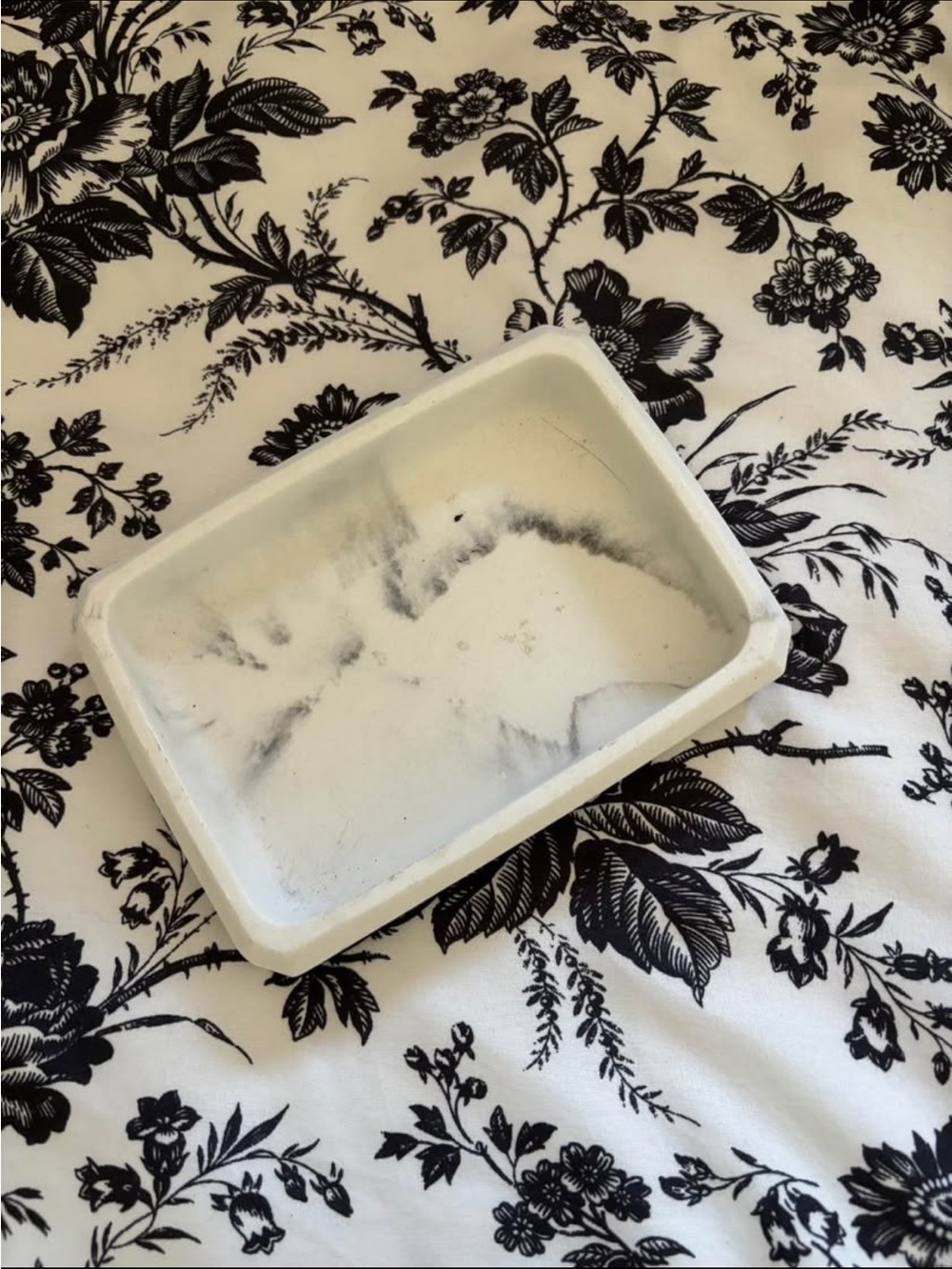 White Marble-Effect Concrete Tray — Minimal Catchall for Home